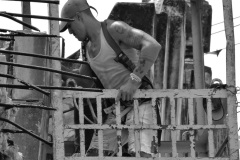 Obrero de la construcción laborando.