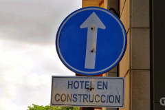 Pese a la disminución de la entrada de visitantes extranjeros a Cuba, continúa la construcción de instalaciones hoteleras.