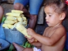 Hasta los más pequeños de la casa con deseos de comer ayaca, ayudan al deshoje del maíz.