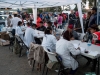Médicos brindando atención a los migrantes.