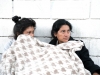 Dos mujeres descansando fuera del campamento