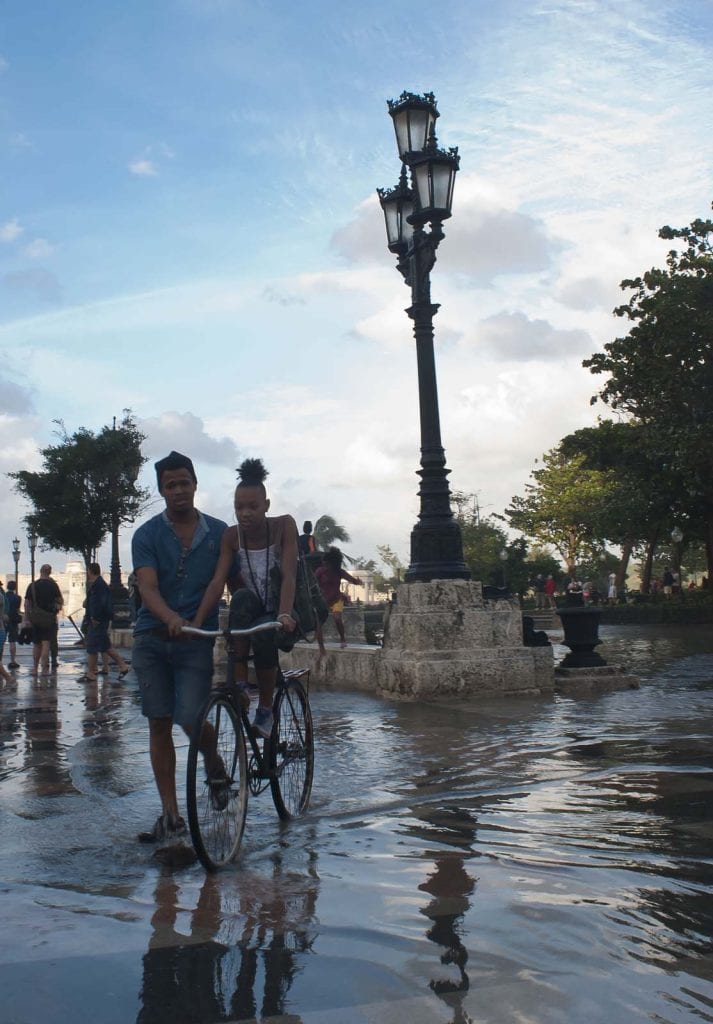 El 18 de enero fuertes olas en el malecón de La Habana provocan inundaciones en sus alrededores.