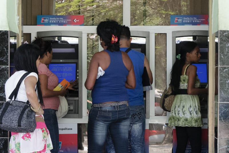 Cajero automático en La Habana. Foto: Juan Suarez