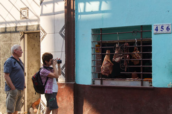 Turistas retratando la carne de puerco. Foto: Juan Suárez