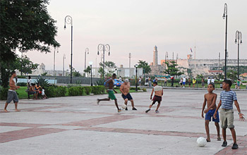 Jóvenes jugando en un parque. Foto: Raquel Pérez