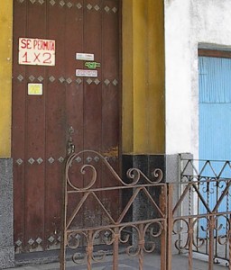 La ley le permite a los cubanos vender sus casas sin necesidad de pagarle a funcionarios corruptos. Foto: Raquel Pérez