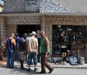 La apertura del trabajo por cuenta propia en Cuba les permitió a algunos emigrados regresar y abrir negocios con sus familiares. Foto: Raquel Pérez