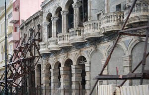 Cientos de edificios de La Habana Vieja y Centro Habana están en pie de milagro, según los arquitectos cubanos. Foto: Raquel Pérez