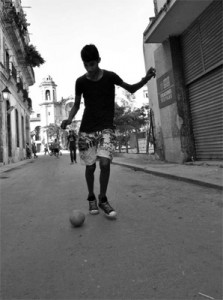 Fútbol en La Havana. Foto: Caridad