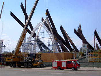 Construcción en la Plaza de la Revolución de Santiago de Cuba.