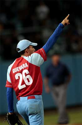 El trabajador derecho Yander Guevara realizó un magistral relevo en el Juego #2 de la Final de Cuba, para poner a Ciego de Avila a mitad de camino del título nacional. Momento en donde se materializa el último out del encuentro. (Foto: Ismael Francisco)