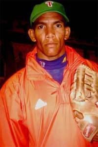 El derecho Yoelkis Cruz fue factor clave en el tercer triunfo de los Leñadores tuneros en la serie al mejor de siete ante los Tigres avileños.