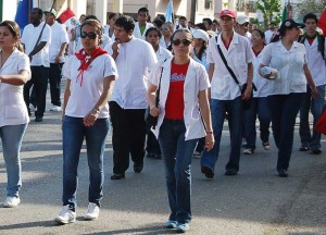 Trabajadores de la salud encabezaron la marcha este Primero de Mayo en representación de los médicos, enfermeros y técnicos que trabajan dentro y fuera de Cuba. Foto: Raquel Pérez