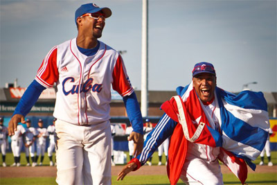 Yulieski Gourriel y Víctor Mesa. (Foto Cortesía: Michael Rosa)