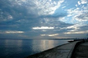 Amanecer en el malecón de La Habana. Foto: Caridad