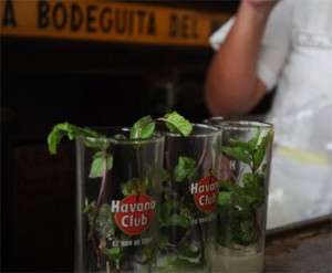Ernest Hemingway decía que los mejores mojitos de Cuba se tomaban en la Bodeguita del Medio, en La Habana Vieja. Foto: Raquel Pérez