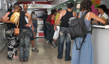 Los trabajadores autónomos más exitosos están a la espera de poder rentar cafeterías estatales para ampliar sus negocios. Foto: Raquel Pérez