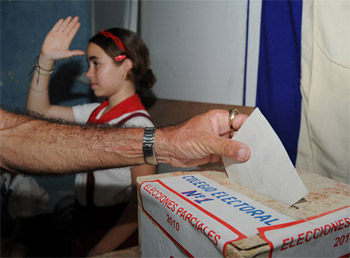 "No habrá sorpresas en Cuba pero hay que estar pendientes de EE.UU. y Venezuela. Si Chávez pierde o se debilita, la economía cubana entrará en crisis". Miriam Leiva, periodista disidente.Foto: Raquel Pérez