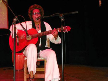 Cantando con su guitarra.