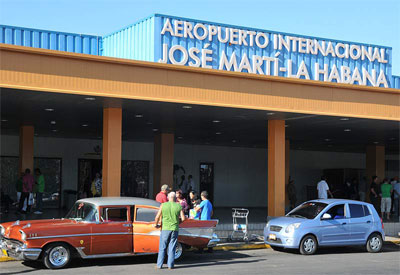 El tráfico en el aeropuerto de La Habana era normal a pesar de que se eliminaron las trabas migratorias para salir de Cuba. Foto: Raquel Pérez