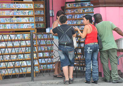 El “pirateo” de filmes es tan legal que estos se venden en los portales de las casa. Foto: Raquel Pérez