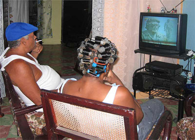 Los televidentes de Cuba están muy al día de los programas televisivos, en particular de los de EEUU. Foto: Raquel Pérez