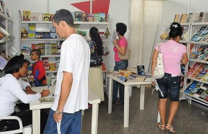 La Feria del Libro que se desarrolla en Cuba en este preciso momento está dedicada a Daniel Chavarría, que acaba de ser galardonado con el Premio Nacional de Literatura. Foto: Raquel Pérez