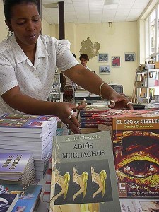 Daniel Chavarría nos asegura que es el autor más robado en las bibliotecas cubanas. Foto: Raquel Pérez