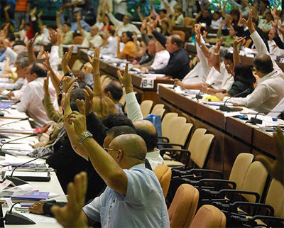 Una de las tantas votaciones unánimes del parlamento de Cuba. Foto: Raquel Pérez elec1