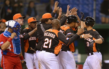 El batazo de Andrelton Simmons probó ser la bujía que Holanda necesitaba para remontar y vencer a Cuba en el crucial choque por el último boleto a semifinales dentro del Grupo 1. (Foto: Chung Sung-Jun)