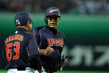 El capitán japonés Shinnosuke Abe dio el sencillo que puso a japón delante 4-3 sobre Brasil. (Foto: K. Watanabe).