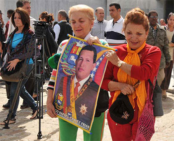 Nancy y Consuelo Casamayor, lloran ante las cámaras gritando contra ese “maldito cáncer que se lo llevó”. Foto: Raquel Pérez