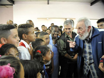 Fidel Castro con estudiates. Foto: Estudios Revolución