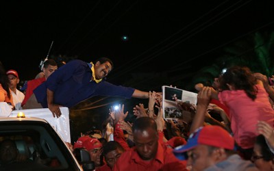 Maduro fue recibido por una mera roja en Nueva Esparta (norte). (Foto: Comando Hugo Chávez / telesurtv.net.