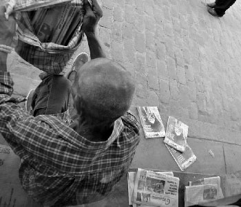 Vendedor de prensa en La Habana. Foto: Caridad