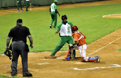 El out en home plate de José D. Abreu en la sexta a manos de Pestano. (Fotos: Carolina Vilches)