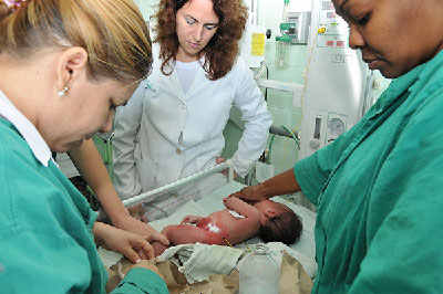 Aun con 15 mil médicos en el extranjero, Cuba cuenta con un galeno cada 200 habitantes una cifra superior a cualquier otro país de la región. Foto: Raquel Pérez