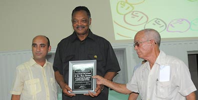 Jesse Jackson during his visit to Cuba receives a recognition for his ecumenical work for the Cuban people. Foto: Roberto Ruiz, juventudrebelde.cu.  