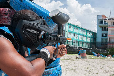 El Paintball cuesta U$D 5 por persona y está causando sensación en Cuba. Para poder entrar al país “el armamento” les costó largos trámites con la policía. Foto: Raquel Pérez