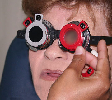 Los optometristas particulares miden la vista a domicilio por U$D 20 y venden todo tipo de espejuelos con precios que llegan a los U$D 150. Foto: Raquel Pérez