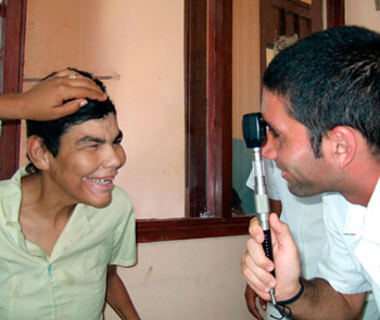 Optometrista-Jimmy-Roque-atiende-a-discapacitados