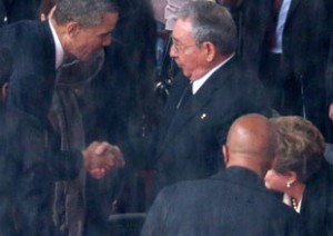 Barack Obama y Raul Castro en el funeral de Nelson Mandela.  Foto: SABC