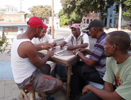 Jugando domino en Santiago de Cuba.  Foto: Janis Hernandez