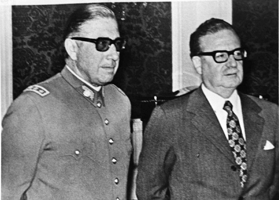 Augusto Pinochet Nacido en Valparaíso (Chile) el 25 de noviembre de 1915, Pinochet ingresó a los 18 años en la Escuela Militar y en 1972 fue nombrado jefe interino del Ejército. Dieciocho días después de jurar lealtad al gobierno legítimo de Salvador Allende, encabezó el golpe de Estado e inauguró una dictadura de 17 años (1973-1990). Ver más en: http://www.20minutos.es/fotos/actualidad/pinochet-su-vida-en-imagenes-1811/#xtor=AD-15&xts=467263
