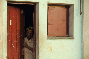 Muchos ancianos en Cuba dependen de lo que pueden comprar con su libreta.  Foto: Juan Suárez