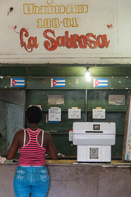 Una "bodgeda" cubana de abastecimiento de productos básicos.