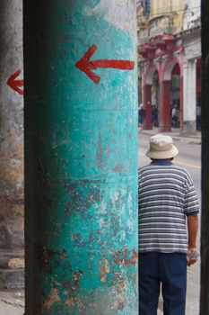 Hombre y flecha en La Habana.  Foto: Juan Suarez