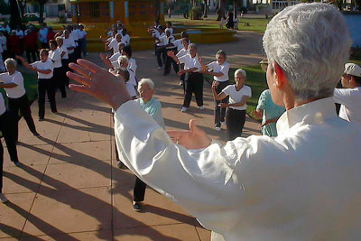 Entre las actividades físicas más populares entre los abuelos está el Tai Chi, ejercicio que se realiza casi en cada parque del país. Foto: Raquel Pérez