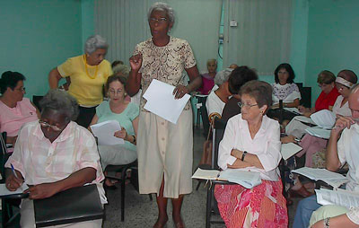 Cientos de ancianos han matriculado en la Universidad del Adulto Mayor donde aprenden, entre otras cosas, a vivir la tercera edad. Foto: Raquel Pérez