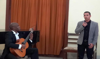 Alejandro-Zuñiga con el guitarrista Ahmed Dickinson